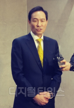 우상호 의원이 28일 국회 정론관에서 육아·보육 공약발표 후 기자들과 만나 질문에 답하고 있다.